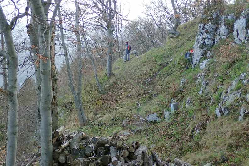 126-P4260654 -- Idealne miejsce do rozpalenia ogniska. Fajnie byłoby pewnego dnia podsmażyć
coś dobrego na tym widokowym "balkonie", przy nieco lepszej widoczności
