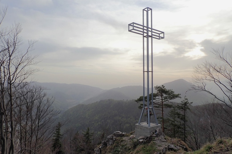 148-P4260707 -- Mikołaj namówił Sebastiana, żeby jeszcze odbić z żółtego szlaku i sprawdzić, dokąd prowadzi wąska, niebrzydka "grańka",
wypuszczana przez Ostré na południowy zachód. W taki sposób dotarliśmy do tego oto fantastycznego skalnego cypla.
Zdjęcie z cyklu: Wytęż wzrok i znajdź Mikołaja (<a href="http://dziennikgorski.type.pl/zdjecia/picture.php?/5828/category/194" target="_blank">LINK</a>)