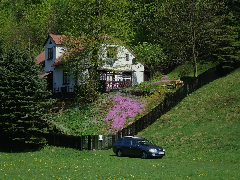 004-P5010769 -- ...taki skromny domek pomógłby nam znosić "trudy emigracji" w Czechach