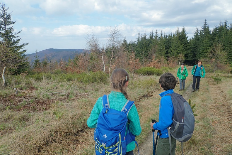 035-P5010818 -- Dziś kontynuowaliśmy marsz grzbietem na południe. Minęliśmy szczyt o swojsko brzmiącej nazwie
Szyndzielnia (Šindelná). Mikołaj z Oliwią zlokalizowali w lesie dziwny, czerwony obiekt samojezdny.
Na drugiej napotkanej za Szyndzielnią przełęczy zeszliśmy z tras znakowanych na nieznakowaną
ścieżkę grzbietową, do której po jakimś czasie dołącza (z lewej strony) inny szlak