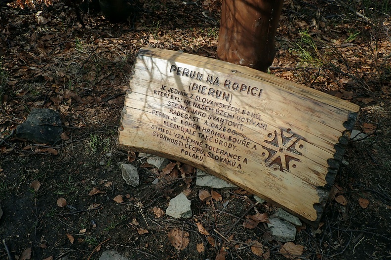 041-P5010829 -- ...na temat Peruna. "Jest [on] jednym ze słowiańskich bóstw czczonych na naszych ziemiach – podobnie
jak Świętowit, Radogost czy Dadźbog." Mamy do czynienia z "bogiem grzmotów, burz oraz błyskawic,
ale też urodzaju". Jego tajemnicza postać może służyć za "symbol wzajemnego szacunku, jakim darzą się
Czesi, Słowacy i Polacy"