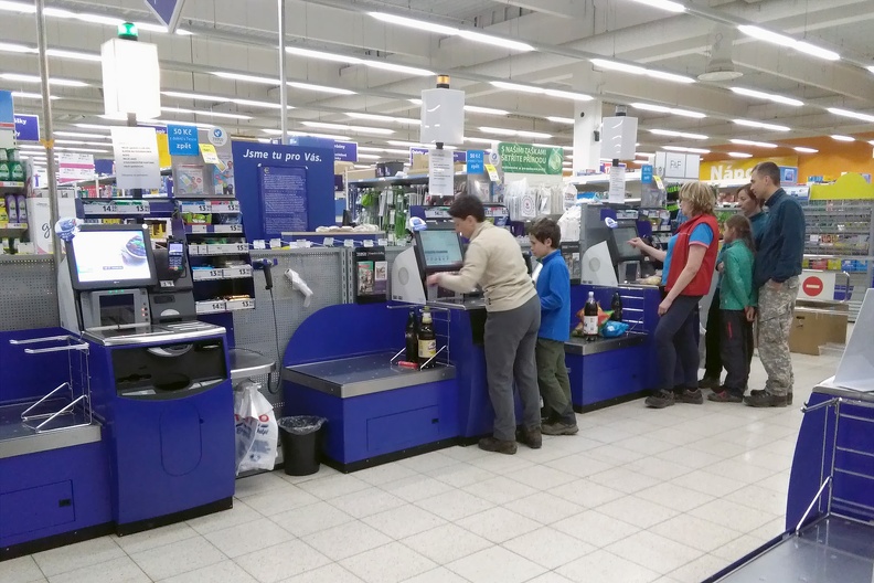 086-IMG 210550 -- Przygraniczny Trzyniec (Třinec): tzw. "mrówki" z Polski zatowarowują się w kultowym Tesco
[Fot. z ukrytego telefonu]