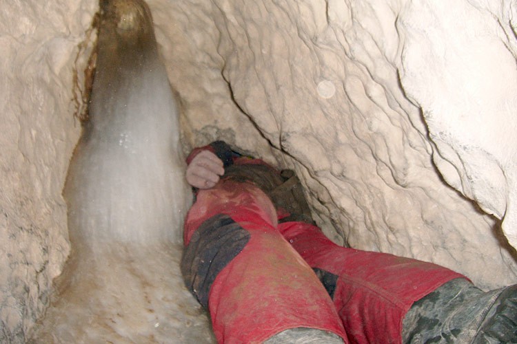 08-DSCF0165-ganszer -- Sebastian w 'zacisku' przy lodowym filarku
[Fot. Jerzy]