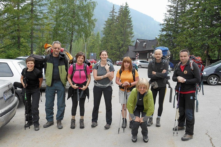01-l-007-jerzy -- Przed wymarszem - zdjęcie grupowe pozowane. Od lewej:
Kaja, Frytka, Honka, Magdalena, Agnieszka, Zosia, Jan i Sebastian
[Fot. Jerzy]