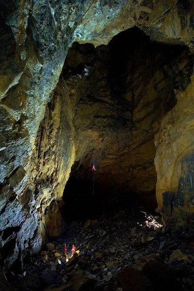 03-m-jan k -- Pod ziemią: ogromna sala...
Jedna osoba zjeżdża, dwie stoją na dole - ta po prawej to Sebastian
[Fot. Jan Kućmierz]