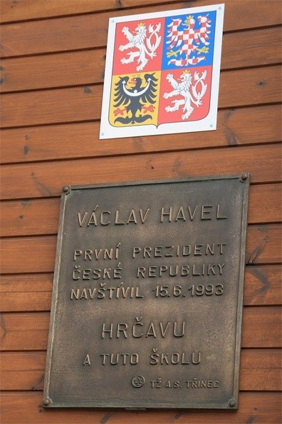 05-IMG 9517 -- Tablica umieszczona na szkole podstawowej z okazji obecności w Herczawie Václava Havla.
To chronologicznie pierwsza tego typu pamiątka na terenie Republiki Czeskiej