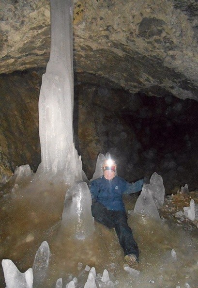 09-DSCN3374-jerzy -- Ines pod lodowym stalagnatem
[Fot. Jerzy]