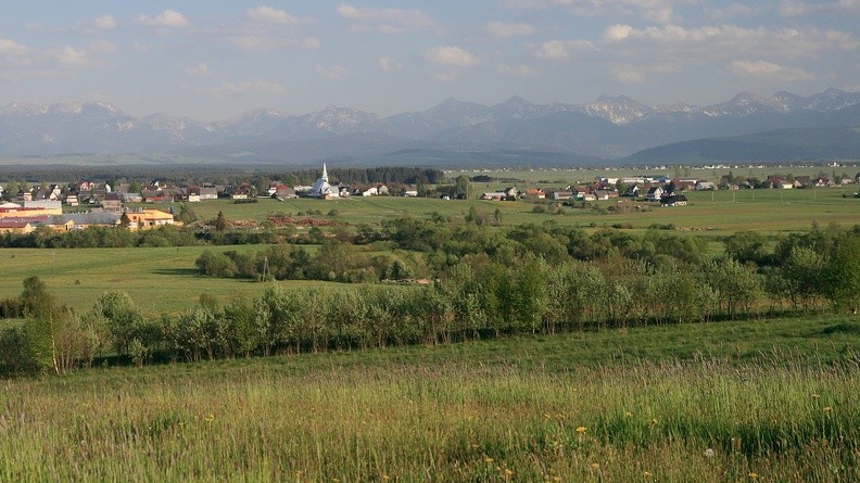 25-IMG 9896 -- Widać kościół w Borach. Na ostatnim planie Tatry Zachodnie
– od Czerwonych Wierchów (z lewej strony) do Rohacza Płaczliwego