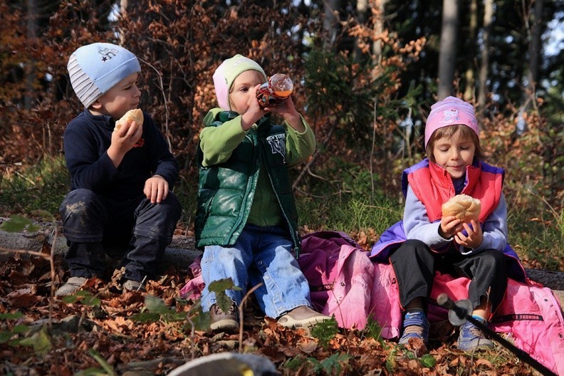 03-IMG 0833 -- Piknik podczas przejścia przez Jaworzynkę.
Troje posilających się wędrowców to Mikołaj, Wiktoria i Marcelina