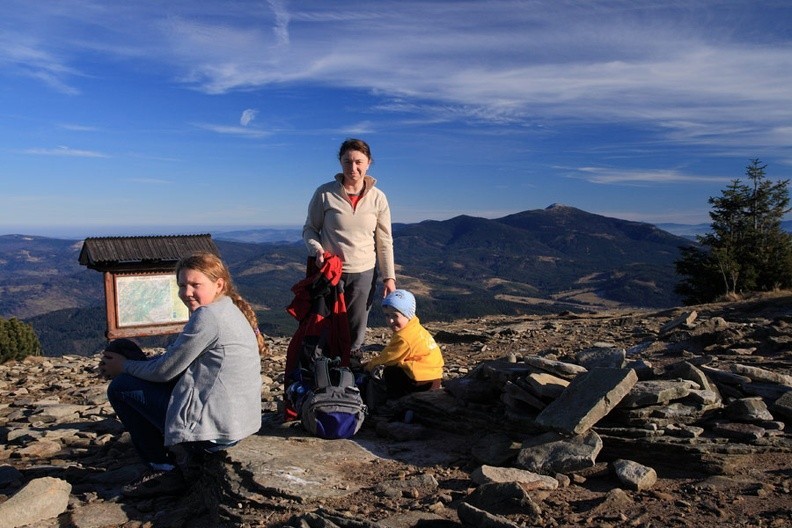 31-IMG 1540 -- Hanna, Ines i Mikołaj na Górze Pięciu Kopców, 1542 m n.p.m.