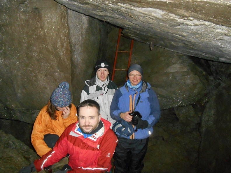 03-DSCN5368-jerzy -- Wewnątrz Jaskini w Kniehyni – portret pozowany bezsprzętowy
[Fot. Jerzy G.]