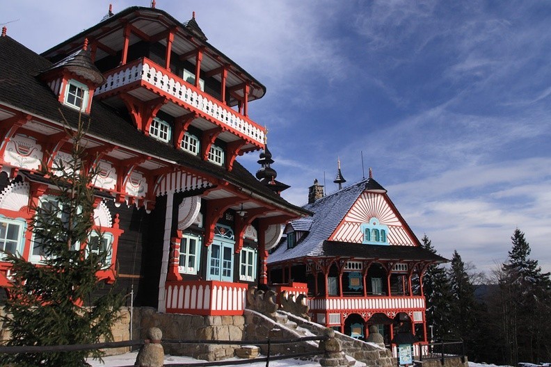 07-IMG 2085 -- Schroniska "Libušín" i (w głębi kadru) "Maměnka" – dzieła Dušana Jurkoviča