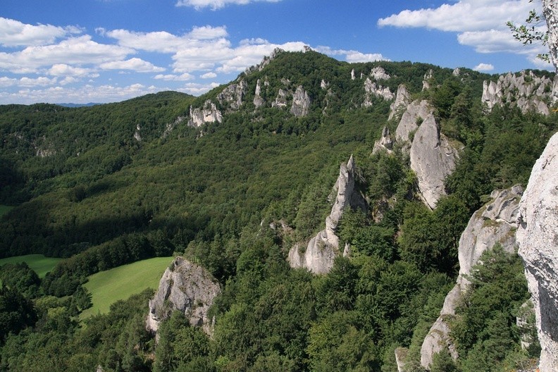 19-IMG 6821 -- Mnogość turniczek i – z tyłu, pośrodku – Brada