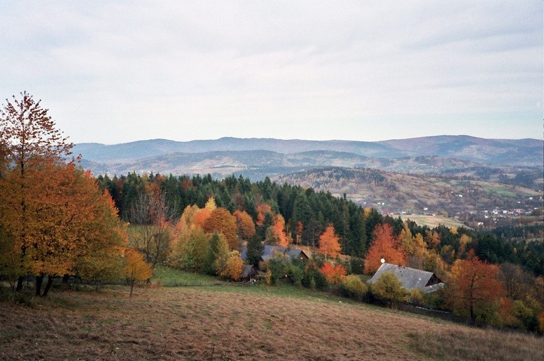 25-0477 23 -- Poniżej, w środku kadru – dach Chatki