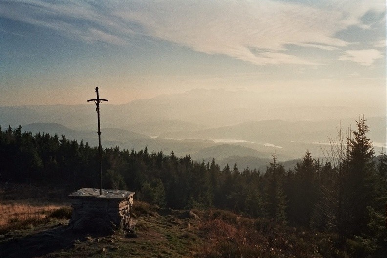 11-0157  17 -- Widok z Lubania na przesłonięte mgiełką Tatry