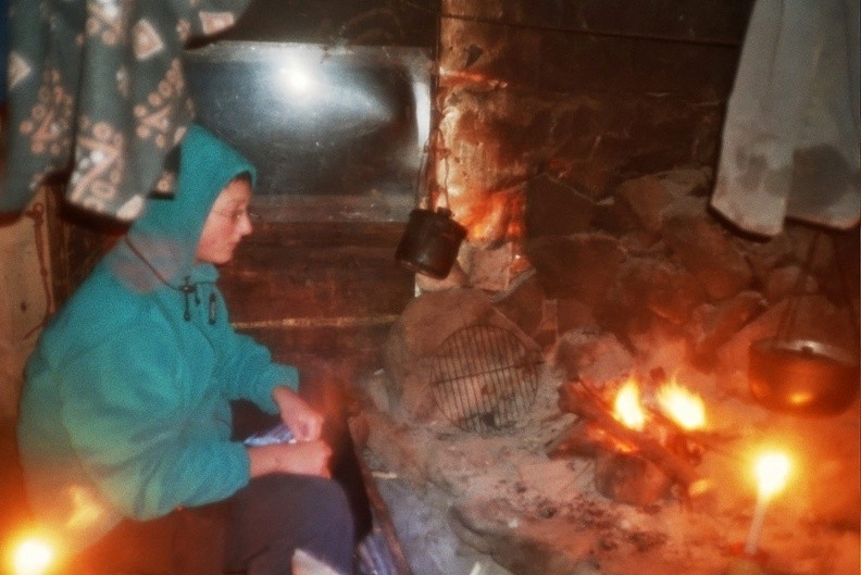 43-0201 9 -- Wnętrze unikatowej bacówki klasy "F", gdzie spędzamy noc. Faza rozgrzewania
