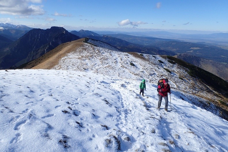 25-PA230145 -- Zdjęcie wygląda sielankowo, ale powyżej 1750 m n.p.m. weszliśmy w strefę silnego, zimnego wiatru,
który siecze po oczach kryształkami lodu, utrudnia marsz i wnika pod kurtki