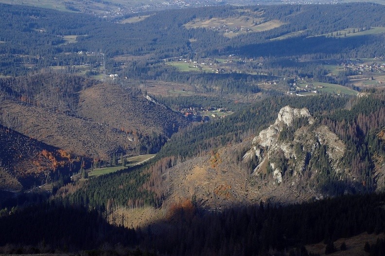 36-PA230190 -- Wyżnia Kira Miętusia (tym razem oglądana z góry), zabudowania Kirów (u wylotu Doliny Kościeliskiej) i Kończysta Turnia