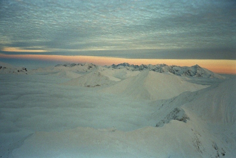 63-0164  16 -- Stąd jeszcze lepiej widać Wysokie Tatry. Charakterystyczny "stożek" po prawej stronie to Krywań