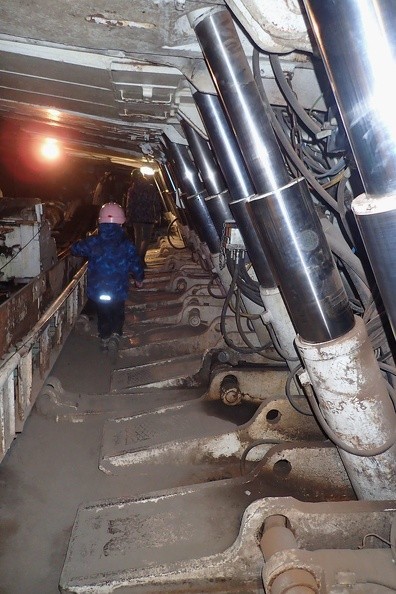 45-PC220347 -- Mikołaj – spacer wzdłuż obudowy zmechanizowanej.
Przed chwilą na własne oczy widzieliśmy ją kroczącą