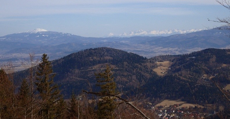 07-P3190149 -- Babia Góra, Skalite (bliżej, w centrum) i Tatry
