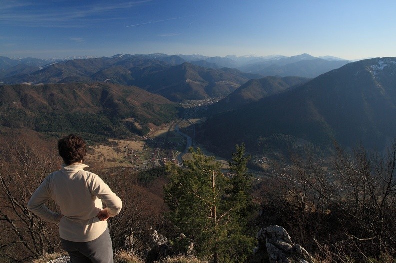 070-IMG 8113 -- Zadný Šíp, 1142 m n.p.m. Widok na południe, ponad dolinę Wagu:
Ines kontempluje falującą po horyzont Wielką Fatrę