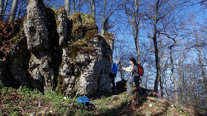 42-P5010449 -- Dynamiczny, ryzykowny <i>bouldering</i> w kruszyźnie