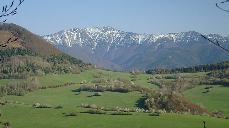 48-P5010485 -- Widok z rozstajów "Nad Kubaščikovcami" na Veľký i Malý Kriváň
