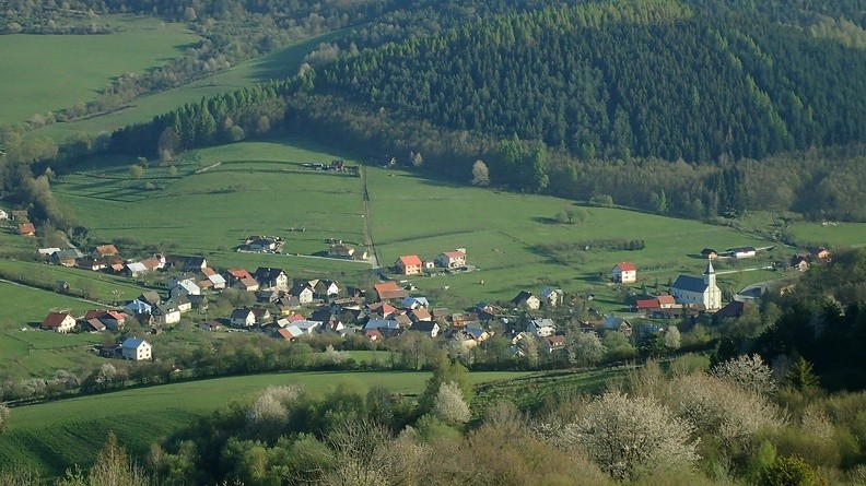 52-P5010507 -- Horný Vadičov. Można dostrzec tamtejszy kościół św. Mikołaja