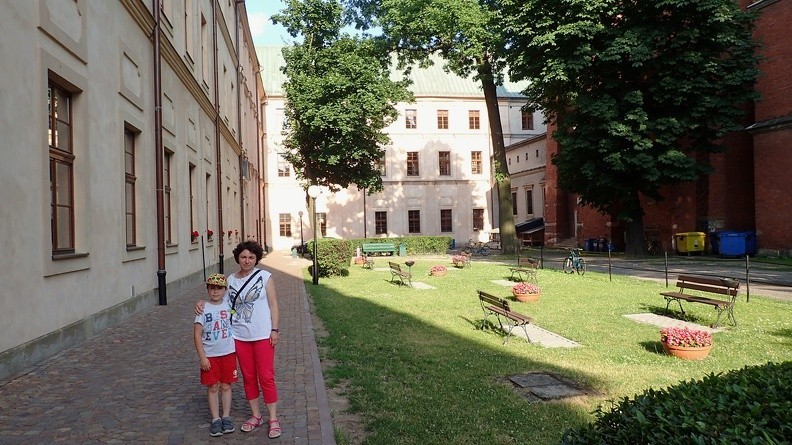 06-P7100421 -- Przed chwilą wstąpiliśmy do <i>Istituto Italiano di Cultura</i>, a teraz, po przeciwnej stronie ulicy
– kolejny przystanek w naszej podróży sentymentalnej