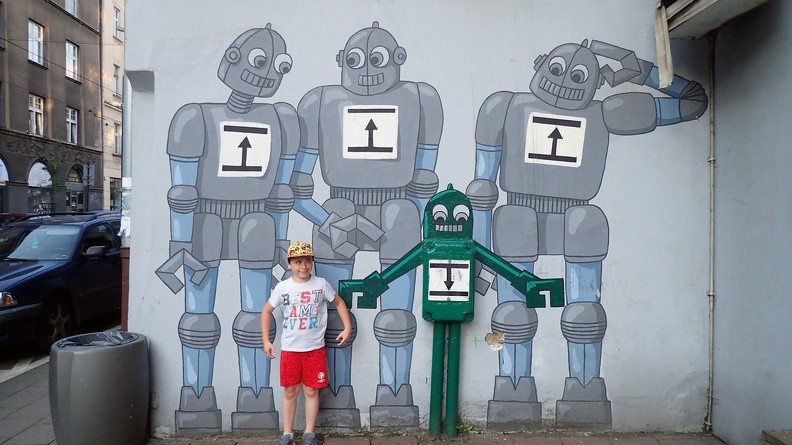 16-P7100440 -- Roboty z ulicy Zwierzynieckiej: trzy wielkie i dwa mniejsze