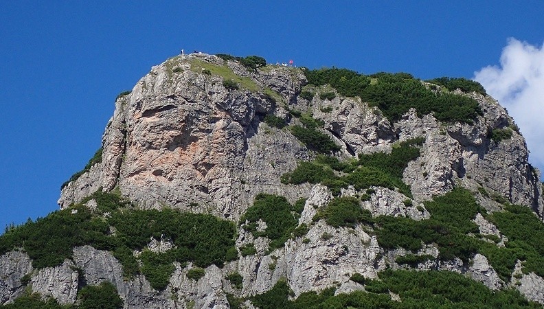14-P7120482 -- Zbliżenie na Malého Rozsutca – wygląda niczym jakaś wzniesiona w górach twierdza
albo monumentalny bunkier