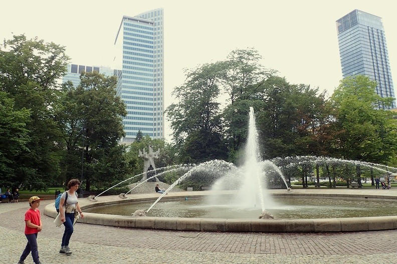 13-P7170047 -- Fontanna w Parku Świętokrzyskim.
Na drugim planie: Warsaw Financial Center i (po prawej) wieżowiec Cosmopolitan