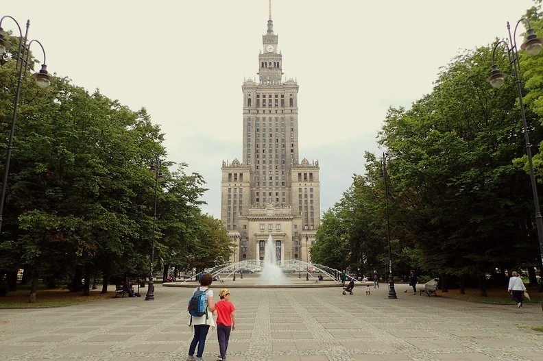 14-P7170048 -- Pałac Kultury i Nauki oglądany z Parku Świętokrzyskiego, czyli od północy