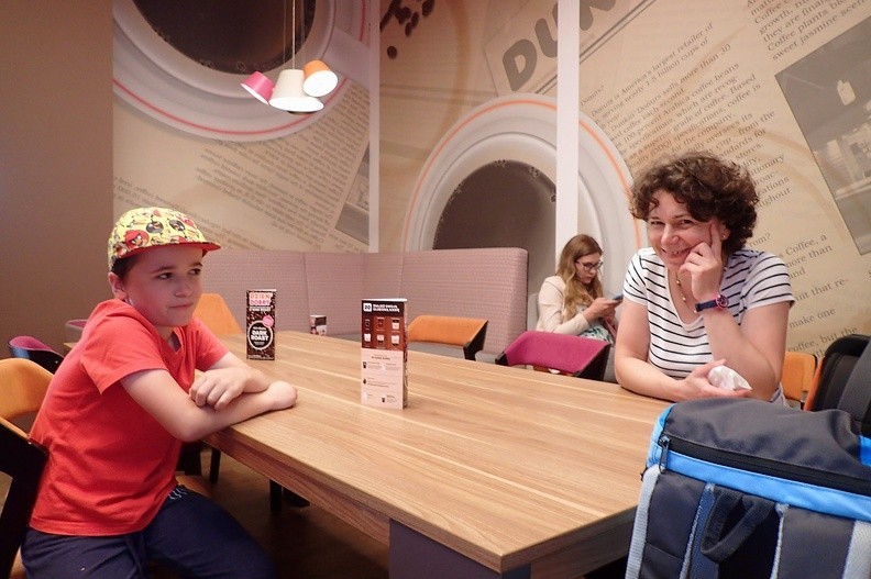 15-P7170050 -- Dunkin' Donuts przy ulicy Świętokrzyskiej: na przełomie wieków do takiego, już nieistniejącego lokalu zaglądaliśmy
w innej części Polski, ale dziś wybór niezdrowych, słodkich "oponek" jest w placówkach tej sieci znacznie skromniejszy
