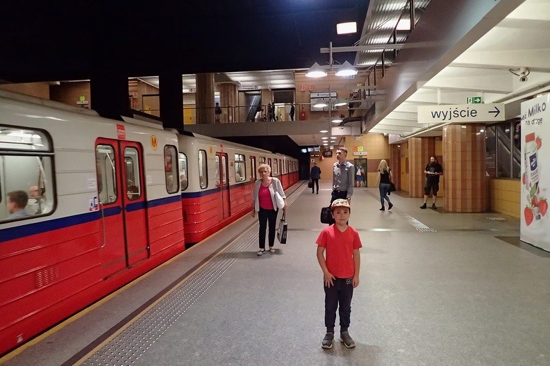 44-P7170130 -- I linia metra, stacja Centrum.
Obok Mikołaja: dopasowane do niego kolorystycznie rosyjskie wagony typu "81"