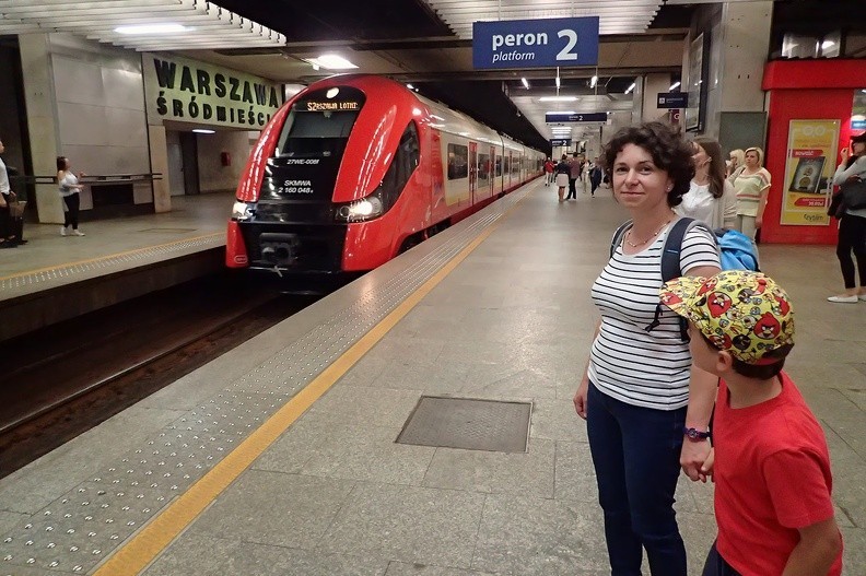 46-P7170136 -- Odwiedzamy następny obiekt funkcjonujący poniżej poziomu gruntu: dworzec Warszawa Śródmieście.
Przy peronie widoczny jest pociąg SKM, czyli warszawskiej Szybkiej Kolei Miejskiej. To wytwarzany przez rodzimą Pesę
skład 27WE "Elf" (<i>Electric Low Floor</i>) – elektryczny niskopodłogowy zespół trakcyjny