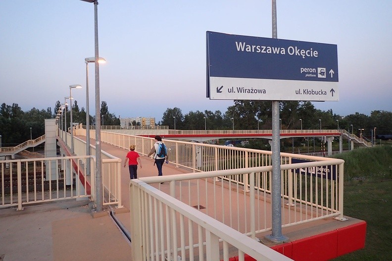58-P7170181 -- Z ziemi włoskiej do Polski: wieczorne piesze przejście z lotniska na Mokotów, gdzie czeka nasz samochód. Trasa będzie wiodła
przez teren (bardzo) słabo zurbanizowany, potem miniemy Archiwum Instytutu Pamięci Narodowej, a także zjemy lody.
Na zdjęciu: kładka nad drogą ekspresową S79