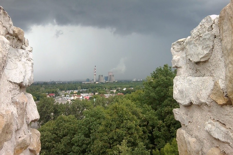09-0521 -- Po wyjściu z podziemi wspięliśmy się na zamkową wieżę. Na północnym wschodzie, pomiędzy zębami
pseudogotyckiego, dodanego w XIX wieku krenelażu otwiera się widok na chłodnie kominowe będzińskiej elektrowni Łagisza
[Fot. z telefonu]