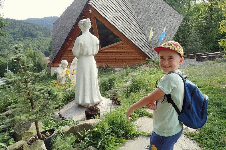 01-P8030193 -- Dębowiec: obok kaplicy pod wezwaniem Matki Bożej Fatimskiej i błogosławionych Dzieci Fatimskich