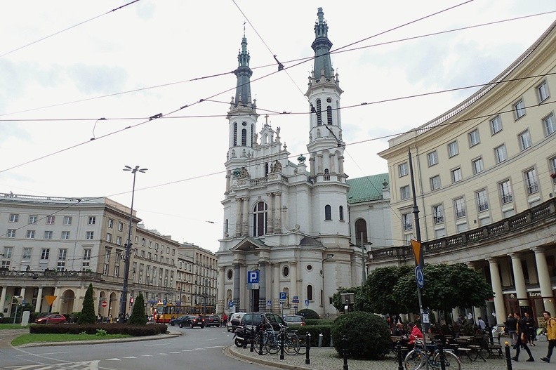 09-P9140028 -- Wysiedliśmy na stacji Politechnika. Pogryzając kawałek pizzy, przechodzimy przez plac Zbawiciela.
Obok stoi pochodzący z początku XX wieku kościół pod tym samym wezwaniem