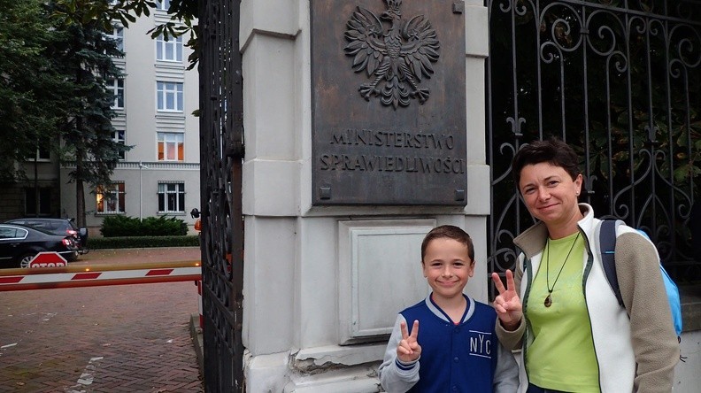 10-P9140032 -- Aleje Ujazdowskie. Nie mogliśmy sobie tego odmówić: mała pikieta przed ministerstwem.
Bez dwóch zdań pan Zbigniew powinien mieć do czynienia z wymiarem sprawiedliwości,
ale nie jesteśmy pewni, czy w roli ministra