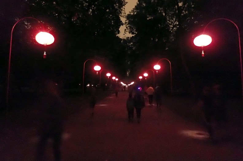 57-P9140137 -- Ruszyliśmy dalej, natrafiając na aleję udekorowaną oryginalnymi lampionami z miasta 成都 (Chengdu)
– trwa bowiem właśnie Festiwal Lampionów Chińskich