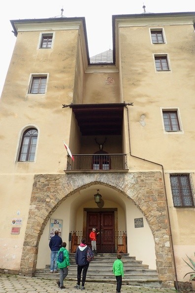04-P9240186 -- Wejście do pochodzącego z XVI wieku zamku w Grodźcu