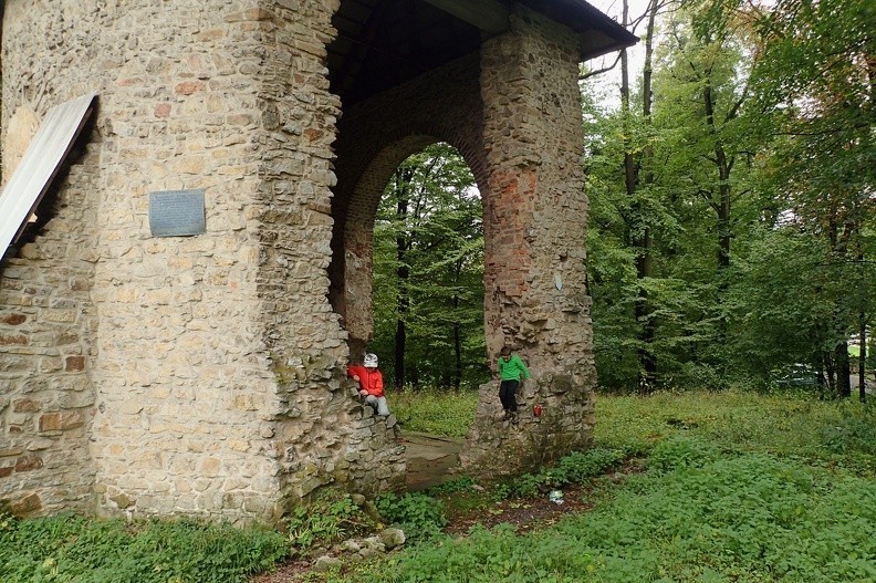 06-P9240188 -- Mikołaj Młodszy i Mikołaj Starszy w ruinach kościoła świętego Bartłomieja
