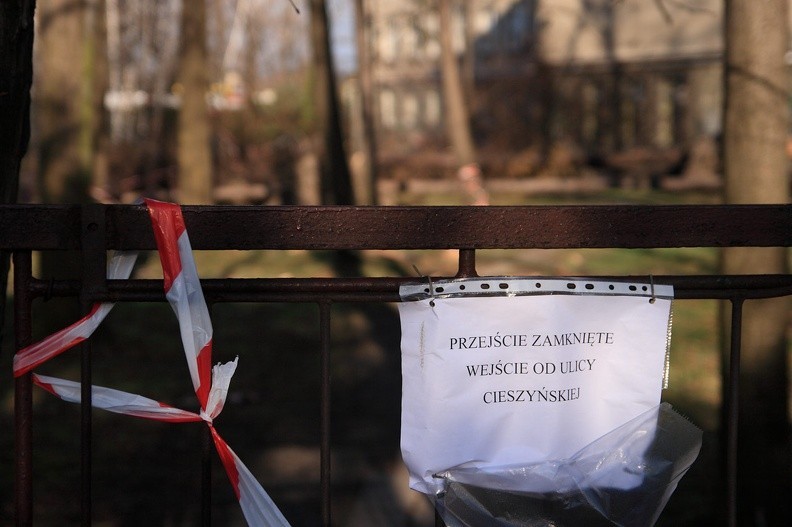 10-IMG 0541 -- Środa, 13 grudnia. Szkolna furtka od strony ulicy Słowiańskiej
