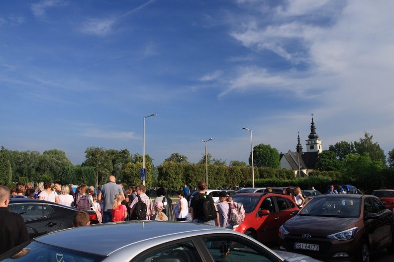 01-IMG 3371 -- Podbeskidzie: poranna zbiórka w Wapienicy, na parkingu obok kościoła pod wezwaniem św. Franciszka
