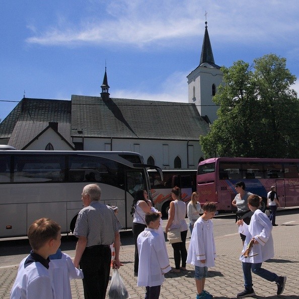 03-IMG 3375 -- Wysiadka po dotarciu do Sanktuarium Matki Bożej Królowej Podhala w Ludźmierzu