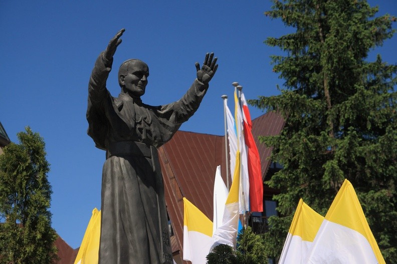 27-IMG 3450 -- Dwa kroki od nas: twórcza, niepozbawiona humoru wariacja na temat fizjonomii Ojca Świętego. Wydatne czoło
w górskich warunkach daje ochronę przed słońcem (statua zwrócona jest na południe) i opadami atmosferycznymi