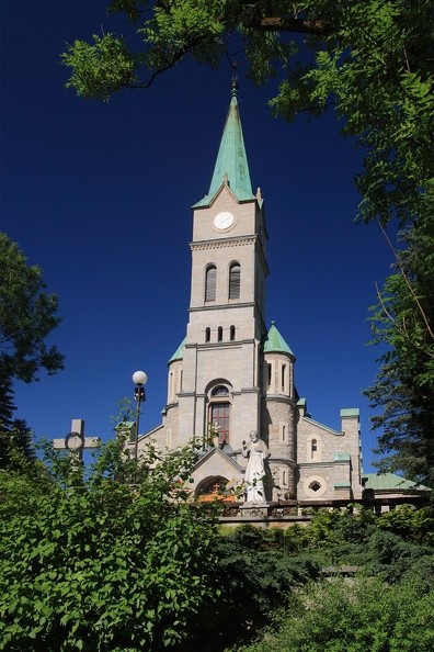47-IMG 3510 -- Kościół parafialny pod wezwaniem Najświętszej Rodziny. W 1847 roku w Zakopanem postawiono kościół św. Klemensa. Jako że wiernych przybywało, proboszcz, ksiądz Józef Stolarczyk (znakomity taternik i współzałożyciel Towarzystwa Tatrzańskiego), w 1877 roku z pomocą górali zabrał się za budowę nowego kościoła. Po śmierci księdza Stolarczyka dzieło kontynuował ksiądz Kazimierz Kaszelewski. Prace dobiegły końca w 1896 roku. W roku 2016 ustanowiono tu sanktuarium